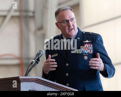 Brig. General Gent Welsh, Kommandant der Washington Air National Guard, hält seine Ausführungen als Vorsitzender des Chief Master Sgt. Marvin Boyds Abschiedszeremonie fand am 15. Oktober 2022 auf dem Luftwaffenstützpunkt Fairchild, Washington, statt. Chief Master Sgt. Boyd zog sich nach 35 Jahren Militärdienst in der US-Marine und mehr als 30 Jahren in der Washington Air National Guard zurück. (Foto der Nationalgarde von Meister Sgt. (ausgeschieden) John Hughel, Washington Air National Guard Public Affairs) Stockfoto