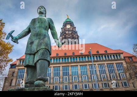 Arbeiterklasse sowjetfrau, kommunistisches Denkmal im Dresdner Rathaus Stockfoto