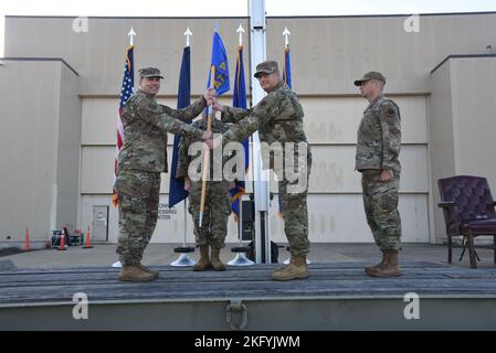 Chief Master Sgt. Scott Woods, Kommandochef des Angriffsflügels von 111., übernimmt während einer Zeremonie auf der Biddle Air National Guard Base in Horsham, Pennsylvania, am 15. Oktober 2022, die Autorität als Kommandochef des Kommandomeisters von 111. ATKW Commander Col. Deane Thomey. Woods war zuvor als Senior Enlisted Leader des 111. Operations Support Squadron auf der Biddle ANG Base tätig. Stockfoto