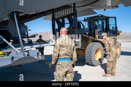 Flieger mit dem 152. Logistics Readiness Squadron nehmen an einer Übung auf dem Amedee Army Airfield in Herlong, Kalifornien, am 15. Oktober 2022 Teil. Luftfahrtschifte des Luftlift-Flügels 152. nahmen an der Übung Ready Roller Teil, um die Fähigkeiten in einer simulierten umkämpften Umgebung unter Verwendung des agilen Kampfbeschäftigungskonzepts zu testen Stockfoto