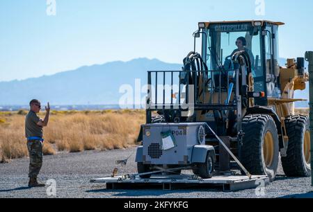 Flieger mit dem 152. Logistics Readiness Squadron nehmen an einer Übung auf dem Amedee Army Airfield in Herlong, Kalifornien, am 15. Oktober 2022 Teil. Luftfahrtschifte des Luftlift-Flügels 152. nahmen an der Übung Ready Roller Teil, um die Fähigkeiten in einer simulierten umkämpften Umgebung unter Verwendung des agilen Kampfbeschäftigungskonzepts zu testen Stockfoto