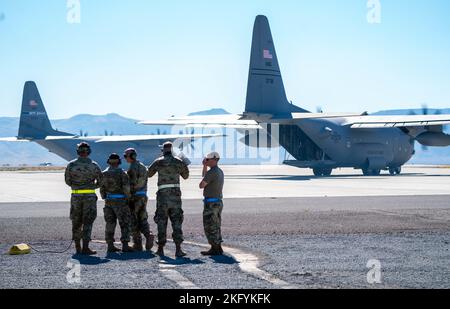 Flieger mit dem 152. Logistics Readiness Squadron nehmen an einer Übung auf dem Amedee Army Airfield in Herlong, Kalifornien, am 15. Oktober 2022 Teil. Luftfahrtschifte des Luftlift-Flügels 152. nahmen an der Übung Ready Roller Teil, um die Fähigkeiten in einer simulierten umkämpften Umgebung unter Verwendung des agilen Kampfbeschäftigungskonzepts zu testen Stockfoto