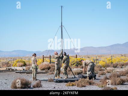 Flieger mit dem 152. Logistics Readiness Squadron und 152. Communications Flight nehmen an einer Übung auf dem Amedee Army Airfield in Herlong, Kalifornien, Teil. 15. Oktober 2022. Luftfahrtschifte des Luftlift-Flügels 152. nahmen an der Übung Ready Roller Teil, um die Fähigkeiten in einer simulierten umkämpften Umgebung unter Verwendung des agilen Kampfbeschäftigungskonzepts zu testen Stockfoto