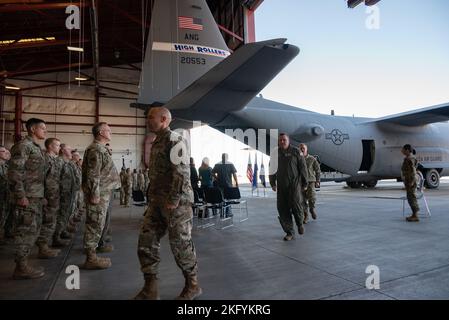 Luftwaffe und Kommandeure aus dem 152. Airlift Wing nehmen an einer Befehlsübernahme Teil, bei der Oberst Evan J. Kirkwood am 15. Oktober 2022 das Kommando über die 152 AW auf der Nevada Air National Guard Base, Reno, Nevada, übernahm. Kirkwood ist der Kommandant von 24. in der 74-jährigen Geschichte der Einheit. Stockfoto