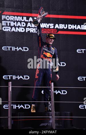 Abu Dhabi, Vereinigte Arabische Emirate. 20. November 2022, Yas Island-Abu Dhabi, Mezzolombardo, Vereinigte Arabische Emirate: Der Niederländer MAX VERSTAPPEN (Red Bull Racing) feiert auf dem Yas Marina Circuit in Yas Island, Abu Dhabi, auf dem Podium des FIA Formel 1 Grand Prix 2022. Verstappen gewinnt. (Bild: © Daisy Facinelli/ZUMA Press Wire) Bild: ZUMA Press, Inc./Alamy Live News Stockfoto