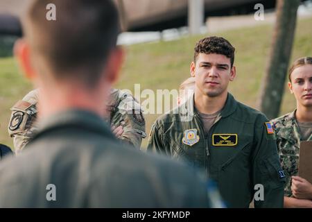 Die dem Flying Training Squadron 85. zugewiesenen Instruktorpiloten teilen ihre Erfahrungen in der Luftwaffe mit den Teilnehmern während einer Aviation Inspiration Mentorship-Veranstaltung auf der MacDill Air Force Base, Florida, am 15. Oktober 2022. AIM ist ein Community Outreach-Programm mit der Mission, die nächste Generation von Luftwaffenfliegern zu informieren, zu beeinflussen und zu inspirieren. MacDill veranstaltete während der Veranstaltung Marinekadetten mit der American Victory Division, ROTC-Kadetten der University of Central Florida und Studenten aus dem Hillsborough County. Stockfoto