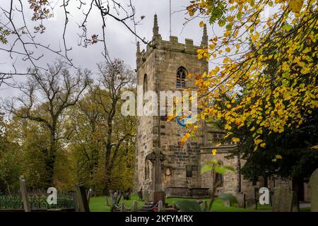 Blick auf die St. Lawrence's Kirche und den Kirchenhof im Herbst, Eyam, Peak District, England Stockfoto