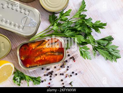 Fischkonserven - Sardinen in Tomatensauce Stockfoto