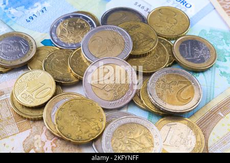 Verschiedene Euro-Münzen auf Euro-Banknoten. Stockfoto