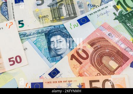 Porträt von Königin Elisabeth II. Auf der Bank of England fünf-Pfund-Banknoten umgeben von verschiedenen Euro-Banknoten. Stockfoto