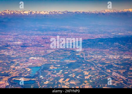 Panoramablick aus der Vogelperspektive auf Turin und die schneebedeckten Berge in Piemont, Italien Stockfoto