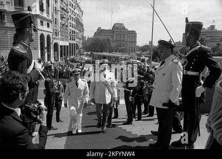 Argentinischer General Leopoldo Fortunato Galtieri in der Casa Rosada (Regierungsgebäude) während seiner Amtseinführung als neuer De-facto-Ratsvorsitz in Buenos Aires im Dezember 1981 Stockfoto