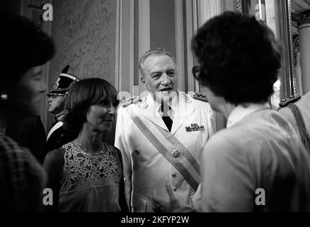 Argentinischer General Leopoldo Fortunato Galtieri in der Casa Rosada (Regierungsgebäude) während seiner Amtseinführung als neuer De-facto-Ratsvorsitz in Buenos Aires im Dezember 1981 Stockfoto