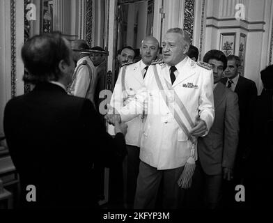 Argentinischer General Leopoldo Fortunato Galtieri in der Casa Rosada (Regierungsgebäude) während seiner Amtseinführung als neuer De-facto-Ratsvorsitz in Buenos Aires im Dezember 1981 Stockfoto