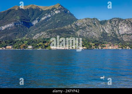 Tremezzo Dorf und Berg am Comer See von Bellagio bei Sonnenuntergang, Italien Stockfoto