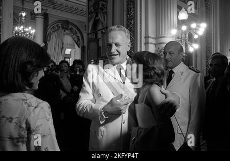 Argentinischer General Leopoldo Fortunato Galtieri in der Casa Rosada (Regierungsgebäude) mit seiner Familie, anlässlich der Amtseinführung seiner defacto-Präsidentschaft, Buenos Aires, im Dezember 1981 Stockfoto