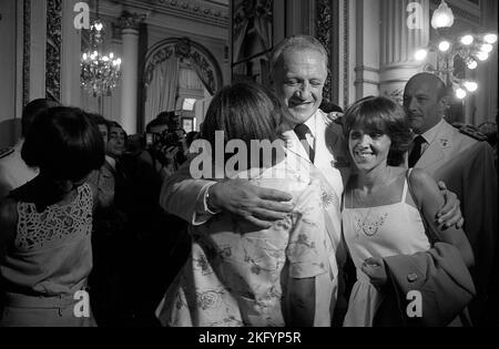 Argentinischer General Leopoldo Fortunato Galtieri in der Casa Rosada (Regierungsgebäude) mit seiner Familie, anlässlich der Amtseinführung seiner defacto-Präsidentschaft, Buenos Aires, im Dezember 1981 Stockfoto