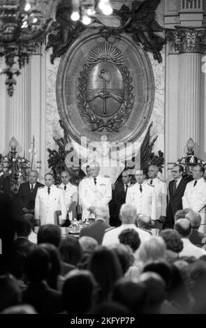 Argentinischer General Leopoldo Fortunato Galtieri in der Casa Rosada (Regierungsgebäude) während seiner Amtseinführung als neuer De-facto-Ratsvorsitz in Buenos Aires im Dezember 1981 Stockfoto