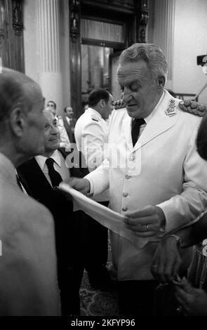 Argentinischer General Leopoldo Fortunato Galtieri in der Casa Rosada (Regierungsgebäude) während seiner Amtseinführung als neuer De-facto-Ratsvorsitz in Buenos Aires im Dezember 1981 Stockfoto