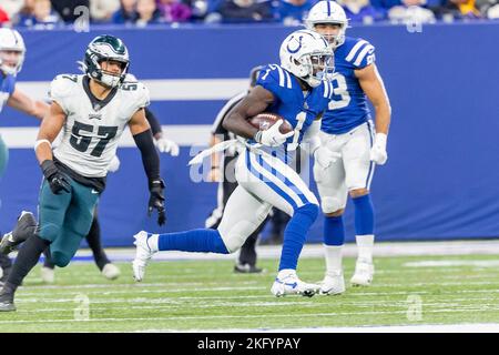 Indianapolis, Indiana, USA. 20.. November 2022. Der Indianapolis Colts Wide Receiver Parris Campbell (1) läuft nach einem Pass während des Spiels zwischen den Philadelphia Eagles und den Indianapolis Colts im Lucas Oil Stadium, Indianapolis, Indiana. (Bild: © Scott Stuart/ZUMA Press Wire) Bild: ZUMA Press, Inc./Alamy Live News Stockfoto
