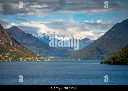 Dramatischer Sonnenuntergang über dem Luganersee in den schweizer Alpen, Schweiz Stockfoto