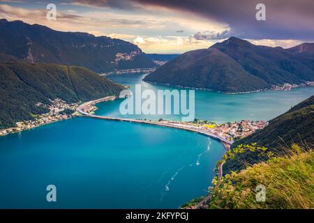 Dramatischer Sonnenuntergang über dem Luganersee in den schweizer Alpen, Schweiz Stockfoto