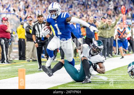 Indianapolis, Indiana, USA. 20.. November 2022. Indianapolis Colts Breitempfänger Parris Campbell (1) wird in der Nähe der Torlinie von Philadelphia Eagles Safety C.J. außer Reichweite gesetzt Gardner-Johnson (23) nach einem Pass während des Spiels zwischen den Philadelphia Eagles und den Indianapolis Colts im Lucas Oil Stadium, Indianapolis, Indiana. (Bild: © Scott Stuart/ZUMA Press Wire) Bild: ZUMA Press, Inc./Alamy Live News Stockfoto