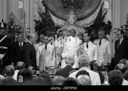 Leopoldo Fortunato Galtieri, argentinischer De-facto-Präsident, vereidigt Nicanor Costa Méndez als Außenminister, Buenos Aires, Argentinien, 1981 Stockfoto