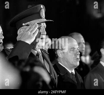 Leopoldo Fortunato Galtieri, argentinischer De-facto-Präsident, mit Nicanor Costa Méndez, Außenminister, Proceso de Reorganización Nacional, Buenos Aires, Argentinien, 1981 Stockfoto