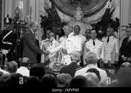 Leopoldo Fortunato Galtieri, argentinischer De-facto-Präsident, vereidigt Roberto Teodoro Alemann als Wirtschaftsminister, Proceso de Reorganización Nacional, 1981 Stockfoto