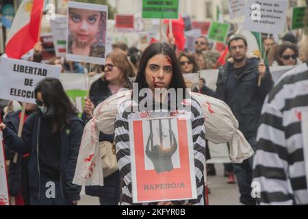 Mehrere hundert Iraner und ihre Anhänger demonstrierten gegen das, was sie Massaker der iranischen Behörden seit dem Tod von Mahsa Amini in moralischer Polizeihaft nannten.die Demonstranten gingen entlang der Gran VI-A, einer der Hauptstraßen der Stadt, und riefen: "Für die Frauen des Iran, für Gerechtigkeit im Iran!", "Frau, Leben, Freedom“ und einige Slogans gegen die spanische Regierung, die einige die diplomatischen Beziehungen zum Iran abbrechen wollen. Laut der in Oslo ansässigen NGO Iran Human Rights (IHRNGO) sind seit Beginn der Proteste vor zwei Monaten mindestens 342 Menschen in iranischen Sicherheitskräften getötet worden Stockfoto