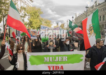 Mehrere hundert Iraner und ihre Anhänger demonstrierten gegen das, was sie Massaker der iranischen Behörden seit dem Tod von Mahsa Amini in moralischer Polizeihaft nannten.die Demonstranten gingen entlang der Gran VI-A, einer der Hauptstraßen der Stadt, und riefen: "Für die Frauen des Iran, für Gerechtigkeit im Iran!", "Frau, Leben, Freedom“ und einige Slogans gegen die spanische Regierung, die einige die diplomatischen Beziehungen zum Iran abbrechen wollen. Laut der in Oslo ansässigen NGO Iran Human Rights (IHRNGO) sind seit Beginn der Proteste vor zwei Monaten mindestens 342 Menschen in iranischen Sicherheitskräften getötet worden Stockfoto