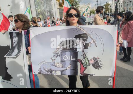 Madrid, Madrid, Spanien. 19.. November 2022. Mehrere hundert Iraner und ihre Anhänger demonstrierten gegen das, was sie Massaker der iranischen Behörden seit dem Tod von Mahsa Amini in moralischer Polizeihaft nannten.die Demonstranten gingen entlang der Gran ViÂ-a, einer der Hauptstraßen der Stadt, und riefen: "Für die Frauen des Iran, für Gerechtigkeit im Iran!", "Frau, Leben, Freedom''' und einige Slogans gegen die spanische Regierung, die einige die diplomatischen Beziehungen zum Iran abbrechen wollen. Seit Beginn der Proteste vor zwei Monaten, accor, sind mindestens 342 Menschen in iranischen Sicherheitskräften getötet worden Stockfoto