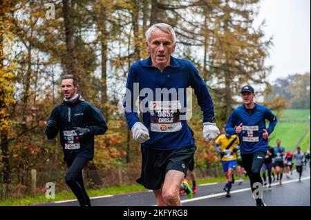 Ein alter Mann wird beim Rennen gesehen. Rund 17.500 Teilnehmer liefen den 'NN Zevenheuvelenloop', der seit Jahren Tausende von Läufern aus den Niederlanden und dem Ausland nach Nijmegen lockt. Der Platz gilt als einer der schönsten des Landes. Bei den Männern gewann die ugandische Athletin Rogers Kibet mit einer Zeit von 42,08 Minuten, bei den Frauen die kenianische Athletin Beatrice Chepkoech mit einer Zeit von 47,18 Minuten. Sie liefen über die sehr bekannten sieben Hügel, die sich in Berg en Dal befinden, bevor sie in Nijmegen ankamen. Die Bedeutung von Zevenheuvelenloop im Englischen wäre so etwas wie Stockfoto