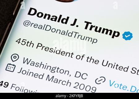 Offizielle Twitter-Seite von Donald Trump, die von Elon Musk nach der öffentlichen Abstimmung auf dem Smartphone-Bildschirm wieder eingesetzt wurde. Stafford, Großbritannien, Nov Stockfoto