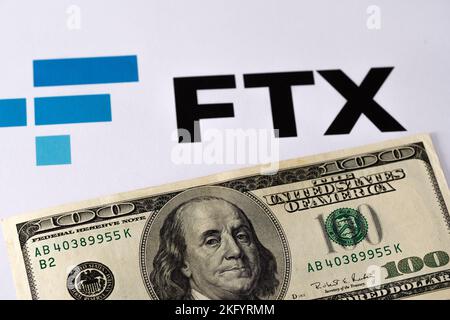 FTX Cryptocurrency Exchange-Logo auf Papier und daneben eine US-Dollar-Banknote. Konzept für Firmenbankrott und Schulden. Stafford, United Kindom, Stockfoto