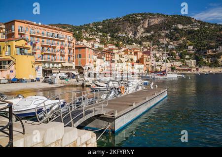 Farbenfrohe Hotel- und Apartmentfassaden und Hafen mit festgetäuten Vergnügungsbooten und Segelbooten, Villefranche-sur-Mer, Provence, Frankreich Stockfoto