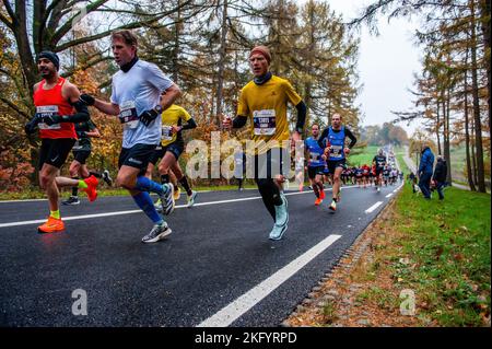 Die Teilnehmer werden während des Rennens beim Laufen gesehen. Rund 17.500 Teilnehmer liefen den 'NN Zevenheuvelenloop', der seit Jahren Tausende von Läufern aus den Niederlanden und dem Ausland nach Nijmegen lockt. Der Platz gilt als einer der schönsten des Landes. Bei den Männern gewann die ugandische Athletin Rogers Kibet mit einer Zeit von 42,08 Minuten, bei den Frauen die kenianische Athletin Beatrice Chepkoech mit einer Zeit von 47,18 Minuten. Sie liefen über die sehr bekannten sieben Hügel, die sich in Berg en Dal befinden, bevor sie in Nijmegen ankamen. Die Bedeutung von Zevenheuvelenloop im Englischen wäre etwas Stockfoto