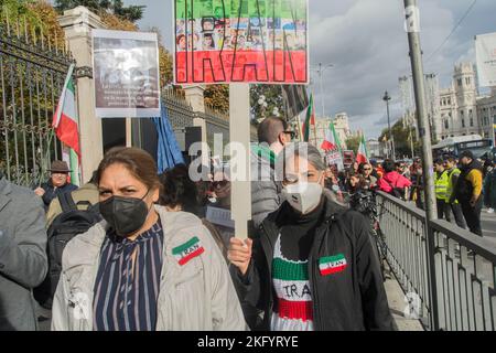 Madrid, Madrid, Spanien. 19.. November 2022. Mehrere hundert Iraner und ihre Anhänger demonstrierten gegen das, was sie Massaker der iranischen Behörden seit dem Tod von Mahsa Amini in moralischer Polizeihaft nannten.die Demonstranten gingen entlang der Gran ViÂ-a, einer der Hauptstraßen der Stadt, und riefen: "Für die Frauen des Iran, für Gerechtigkeit im Iran!", "Frau, Leben, Freedom''' und einige Slogans gegen die spanische Regierung, die einige die diplomatischen Beziehungen zum Iran abbrechen wollen. Seit Beginn der Proteste vor zwei Monaten, accor, sind mindestens 342 Menschen in iranischen Sicherheitskräften getötet worden Stockfoto