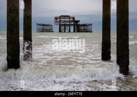 Die Überreste des West Pier in Brighton, der 2003 abbrannte. Stockfoto