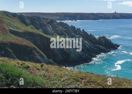 Pointe du Raz aus Sicht der Pointe du Van an einem sonnigen Tag entlang der Küste, Plogoff, Bretagne, Frankreich Stockfoto