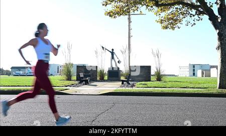 Die Läufer nehmen an der ersten Always Ready 5K, am 15. Oktober 2022, Teil, die im Training Center Cpae May stattfindet. Das Rennen war das erste Rennen, das von der Cape May County Coast Guard Community Foundation gesponsert wurde und soll die Aufmerksamkeit und Unterstützung der Küstenwache im gesamten Cape May County wecken. Cape May County wurde 2015 zur offiziellen Küstenwache ernannt und 2021 für seine Bemühungen zur Unterstützung der Belegschaft und der Familien des Dienstes rezertifiziert. Foto der US-Küstenwache von Chief Warrant Officer 2 Timothy Tamargo Stockfoto