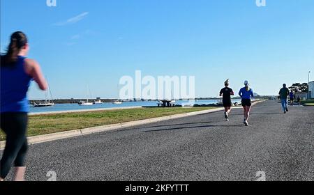 Die Läufer nehmen an der ersten Always Ready 5K, am 15. Oktober 2022, Teil, die im Training Center Cpae May stattfindet. Das Rennen war das erste Rennen, das von der Cape May County Coast Guard Community Foundation gesponsert wurde und soll die Aufmerksamkeit und Unterstützung der Küstenwache im gesamten Cape May County wecken. Cape May County wurde 2015 zur offiziellen Küstenwache ernannt und 2021 für seine Bemühungen zur Unterstützung der Belegschaft und der Familien des Dienstes rezertifiziert. Foto der US-Küstenwache von Chief Warrant Officer 2 Timothy Tamargo Stockfoto