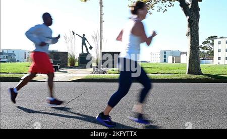 Die Läufer nehmen an der ersten Always Ready 5K, am 15. Oktober 2022, Teil, die im Training Center Cpae May stattfindet. Das Rennen war das erste Rennen, das von der Cape May County Coast Guard Community Foundation gesponsert wurde und soll die Aufmerksamkeit und Unterstützung der Küstenwache im gesamten Cape May County wecken. Cape May County wurde 2015 zur offiziellen Küstenwache ernannt und 2021 für seine Bemühungen zur Unterstützung der Belegschaft und der Familien des Dienstes rezertifiziert. Foto der US-Küstenwache von Chief Warrant Officer 2 Timothy Tamargo Stockfoto