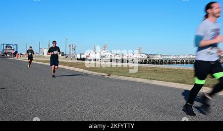 Die Läufer nehmen an der ersten Always Ready 5K, am 15. Oktober 2022, Teil, die im Training Center Cpae May stattfindet. Das Rennen war das erste Rennen, das von der Cape May County Coast Guard Community Foundation gesponsert wurde und soll die Aufmerksamkeit und Unterstützung der Küstenwache im gesamten Cape May County wecken. Cape May County wurde 2015 zur offiziellen Küstenwache ernannt und 2021 für seine Bemühungen zur Unterstützung der Belegschaft und der Familien des Dienstes rezertifiziert. Foto der US-Küstenwache von Chief Warrant Officer 2 Timothy Tamargo Stockfoto