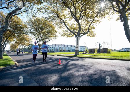 Die Läufer nehmen an der ersten Always Ready 5K, am 15. Oktober 2022, Teil, die im Training Center Cpae May stattfindet. Das Rennen war das erste Rennen, das von der Cape May County Coast Guard Community Foundation gesponsert wurde und soll die Aufmerksamkeit und Unterstützung der Küstenwache im gesamten Cape May County wecken. Cape May County wurde 2015 zur offiziellen Küstenwache ernannt und 2021 für seine Bemühungen zur Unterstützung der Belegschaft und der Familien des Dienstes rezertifiziert. Foto der US-Küstenwache von Chief Warrant Officer 2 Timothy Tamargo Stockfoto