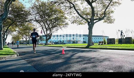 Die Läufer nehmen an der ersten Always Ready 5K, am 15. Oktober 2022, Teil, die im Training Center Cpae May stattfindet. Das Rennen war das erste Rennen, das von der Cape May County Coast Guard Community Foundation gesponsert wurde und soll die Aufmerksamkeit und Unterstützung der Küstenwache im gesamten Cape May County wecken. Cape May County wurde 2015 zur offiziellen Küstenwache ernannt und 2021 für seine Bemühungen zur Unterstützung der Belegschaft und der Familien des Dienstes rezertifiziert. Foto der US-Küstenwache von Chief Warrant Officer 2 Timothy Tamargo Stockfoto