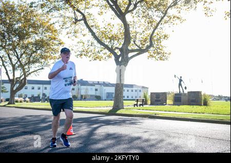 Die Läufer nehmen an der ersten Always Ready 5K, am 15. Oktober 2022, Teil, die im Training Center Cpae May stattfindet. Das Rennen war das erste Rennen, das von der Cape May County Coast Guard Community Foundation gesponsert wurde und soll die Aufmerksamkeit und Unterstützung der Küstenwache im gesamten Cape May County wecken. Cape May County wurde 2015 zur offiziellen Küstenwache ernannt und 2021 für seine Bemühungen zur Unterstützung der Belegschaft und der Familien des Dienstes rezertifiziert. Foto der US-Küstenwache von Chief Warrant Officer 2 Timothy Tamargo Stockfoto