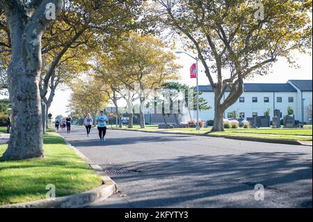 Die Läufer nehmen an der ersten Always Ready 5K, am 15. Oktober 2022, Teil, die im Training Center Cpae May stattfindet. Das Rennen war das erste Rennen, das von der Cape May County Coast Guard Community Foundation gesponsert wurde und soll die Aufmerksamkeit und Unterstützung der Küstenwache im gesamten Cape May County wecken. Cape May County wurde 2015 zur offiziellen Küstenwache ernannt und 2021 für seine Bemühungen zur Unterstützung der Belegschaft und der Familien des Dienstes rezertifiziert. Foto der US-Küstenwache von Chief Warrant Officer 2 Timothy Tamargo Stockfoto