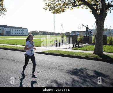 Die Läufer nehmen an der ersten Always Ready 5K, am 15. Oktober 2022, Teil, die im Training Center Cpae May stattfindet. Das Rennen war das erste Rennen, das von der Cape May County Coast Guard Community Foundation gesponsert wurde und soll die Aufmerksamkeit und Unterstützung der Küstenwache im gesamten Cape May County wecken. Cape May County wurde 2015 zur offiziellen Küstenwache ernannt und 2021 für seine Bemühungen zur Unterstützung der Belegschaft und der Familien des Dienstes rezertifiziert. Foto der US-Küstenwache von Chief Warrant Officer 2 Timothy Tamargo Stockfoto